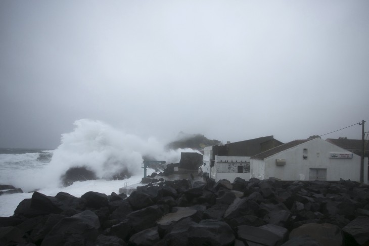 Waves crash against the coast during the passage of hurricane Alex in Ponta Delgada, Azores, Portugal, January 15, 2016. REUTERS/Rui Soares EDITORIAL USE ONLY. NO RESALES. NO ARCHIVE