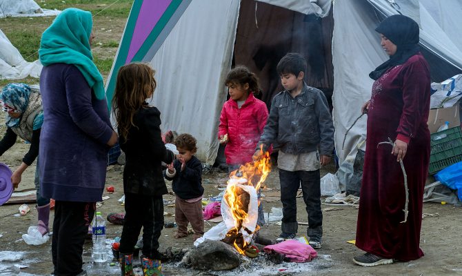 Χιλιάδες πρόσφυγες και μετανάστες παραμένουν εγκλωβισμένοι στα σύνορα της Ελλάδας με την ΠΓΔΜ στον καταυλισμό της Ειδομένης, Τετάρτη 23 Μαρτίου 2016. Ο υπουργός Υγείας Ανδρέας Ξανθός επισκέφτηκε τον καταυλισμό προσφύγων στην Ειδομένη και ενημερώθηκε για τα προβλήματα. ΑΠΕ-ΜΠΕ/ΑΠΕ-ΜΠΕ/ΝΙΚΟΣ ΑΡΒΑΝΙΤΙΔΗΣ