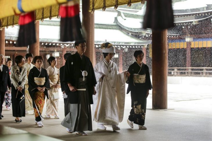 epa05644820 A couple walks during a procession for a shinto wedding ceremony at the Meiji shrine during snowfall in Tokyo, Japan, 24 November 2016. Snow fell in Tokyo for the first time in the month of November in 54 years. According to media reports, snow has not accumulated in central Tokyo since 1875.  EPA/KIMIMASA MAYAMA