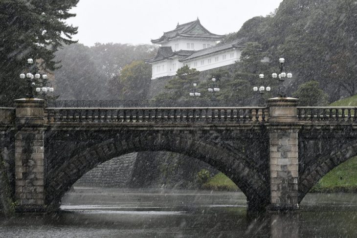 epa05644761 Snow falls over the Imperial Palace in Tokyo, Japan, 24 November 2016. Snow fell in Tokyo for the first time in the month of November in 54 years. According to media reports, snow has not accumulated in central Tokyo since 1875.  EPA/FRANCK ROBICHON