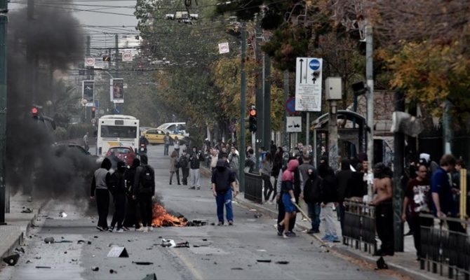 Σοβαρά επεισόδια στο κέντρο της Αθήνας: Φωτιές και καταστροφές μπροστά από το Πολυτεχνείο