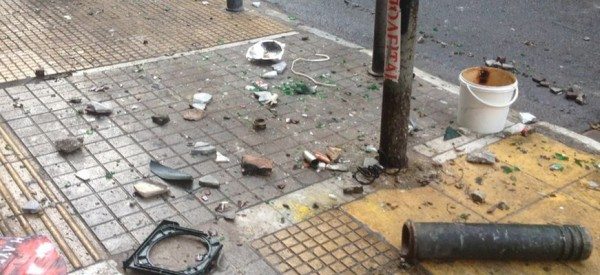 Η επόμενη μέρα στα Εξάρχεια: Καμμένα αυτοκίνητα και σπασμένα πεζοδρόμια (εικόνες)