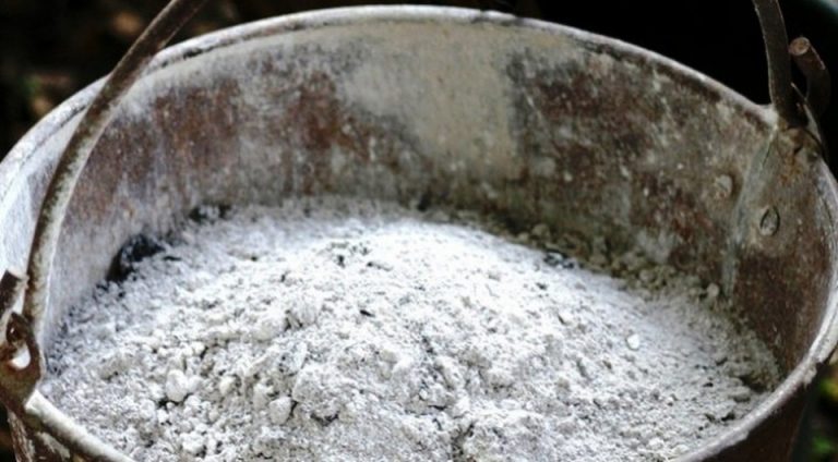 Μην πετάξεις τη στάχτη από το τζάκι. Δες πόσα πράγματα μπορείς να κάνεις!