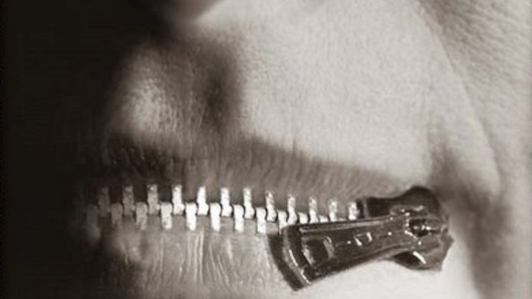 Η “Ελευθερία του λόγου” στην Δύση: το Amazon.com απαγόρευσε το βιβλίο Κανείς δεν πέθανε στο Sandy Hook