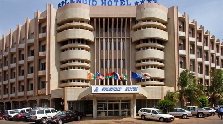 Πυροβολισμοί και εκρήξεις σε ξενοδοχείο στη Μπουρκίνα Φάσο