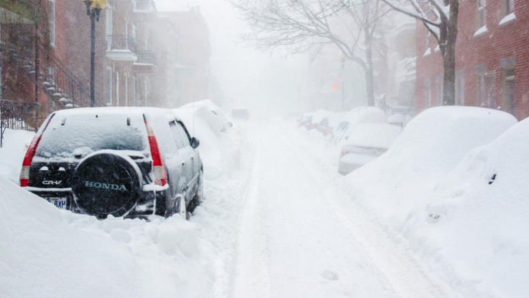 Συναγερμός για κολοσσιαία χιονοθύελλα στις ΗΠΑ: Ακυρώνονται 4.000 πτήσεις