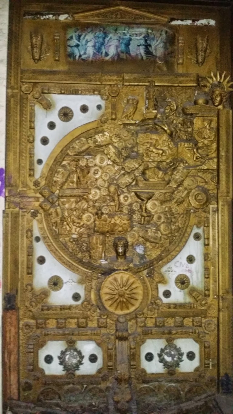 Ο παράξενος τοίχος στην οδό Απόλλωνος στο Μοναστηράκι!