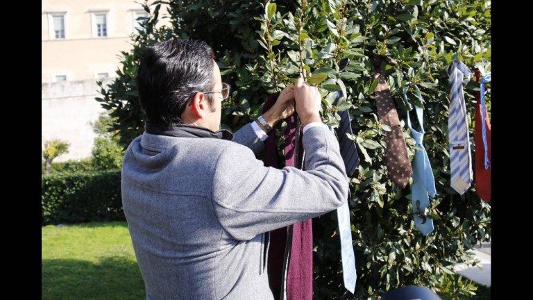 Πάνε πάλι να καπελώσουν τις κινητοποιήσεις; “Η επανάσταση της Γραβάτας”, οι “έξωθεν” εντολές και ο αναδυόμενος ηγέτης