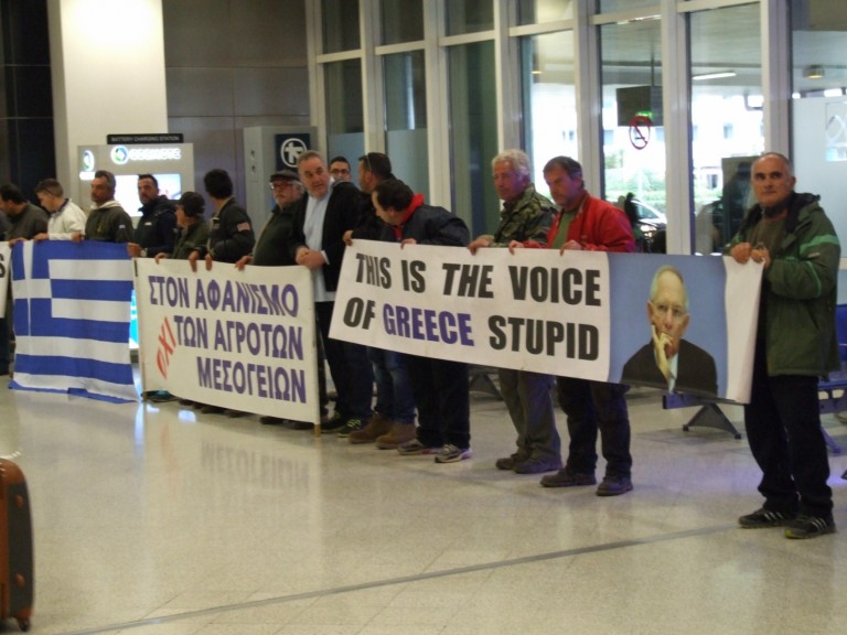 Οι κινητοποιήσεις των αγροτών στο αεροδρόμιο της Αθήνας κάνουν το γύρο του κόσμου