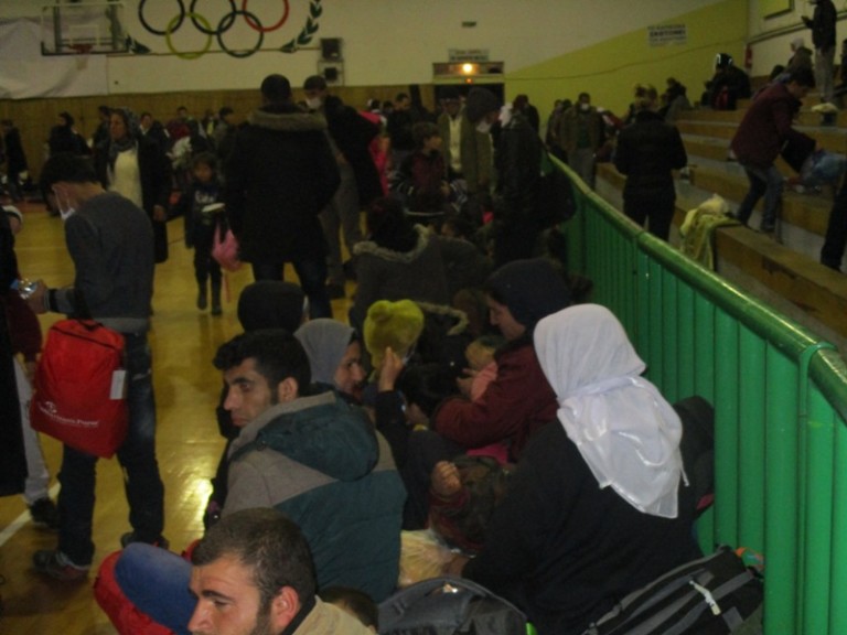 Στο κλειστό της Μπάρας διανυκτέρευσαν οι πρώτοι πρόσφυγες που έφτασαν στα Τρίκαλα ΦΩΤΟ και Video