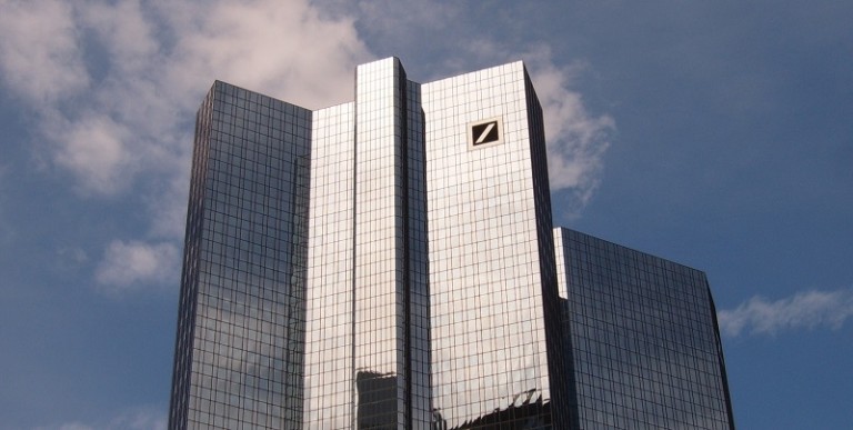 Deutsche Bank: “Ήρθε η ώρα να αγοράσουμε χρυσό”… βλέπετε ότι πρώτα τον έκραζαν αλλά τώρα ήρθε η στιγμή να αγοράσουν