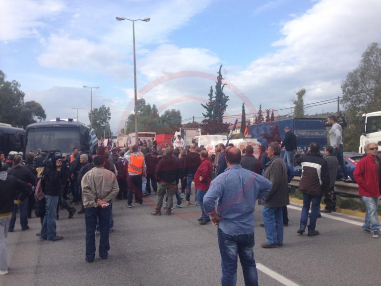 Εσπασαν περιπολικό οι αγρότες Δεν αφήνουν τους αγρότες να φτάσουν Αθήνα – Επεισόδια στο Χαϊδάρι