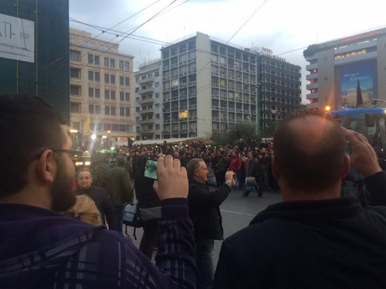 Χιλιάδες Ελλήνων στην Πλατεία Συντάγματος – ΕΛΑ ΚΑΙ ΕΣΥ ΤΩΡΑ – LIVE EIKONA