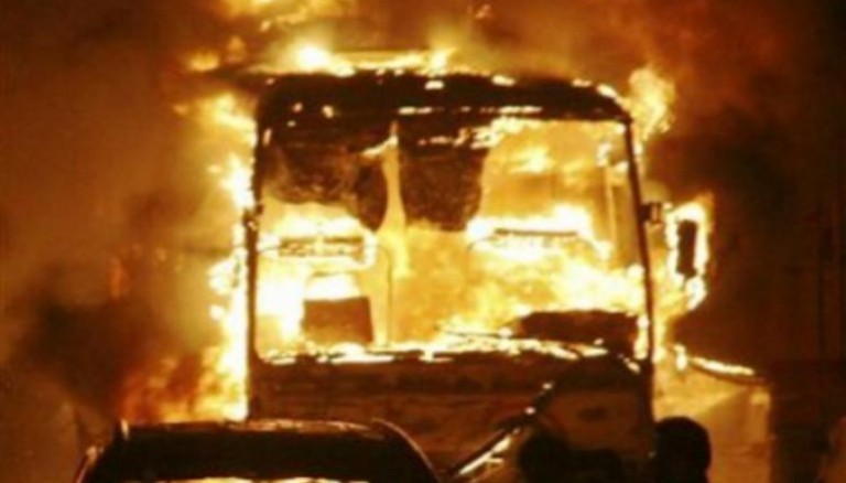 Φορτηγό έξω από γήπεδο θα εμποδιστεί από φλόγες ενώ…