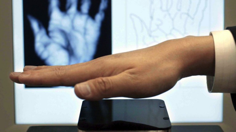 Τα capital controls έφεραν τις πληρωμές… με την παλάμη ή το μάτι στην Ελλάδα