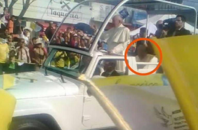 Δαιμονικές οντότητες κάνουν παρέα στον Ιησουίτη Πάπα! (Βίντεο)