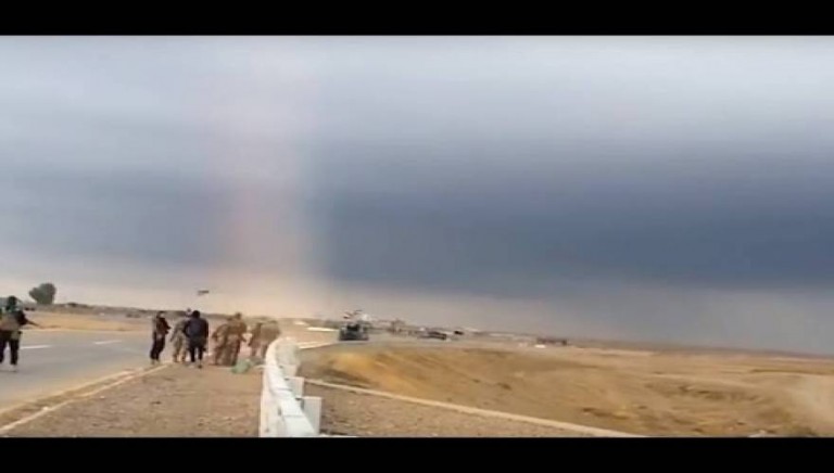 Περίεργη δέσμη φωτός εμφανίζεται πριν από έκρηξη σε παγιδευμένο αυτοκίνητο