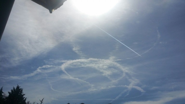 Crazy chemtrails airplane over Kozani Greece (fotos – videos)