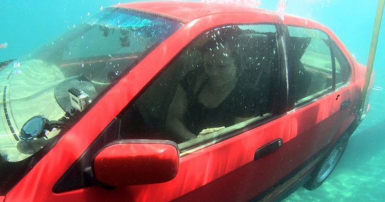 Τι κάνουμε αν το όχημα μας βυθιστεί στο νερό;