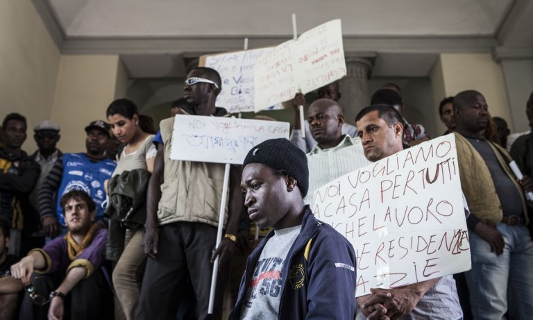 Επαναστάτη του πληκτρολογίου, σήκω και δες στο δρόμο μήπως κυκλοφορούν κατά ομάδες;