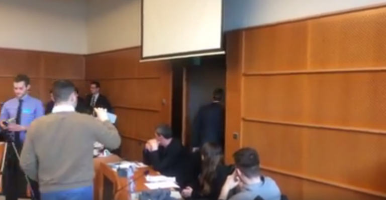 Δυναμική παρέμβαση της Χρυσής Αυγής σε εκδήλωση τούρκων πρακτόρων στην ευρωβουλή