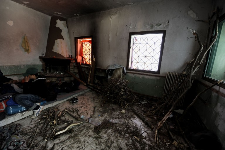 Πρόσφυγες και παράνομοι μετανάστες διέρρηξαν το κοινοτικό κατάστημα Ειδομένης – Έκαψαν πόρτες και καρέκλες – Κλέβουν το πετρέλαιο των τρακτέρ