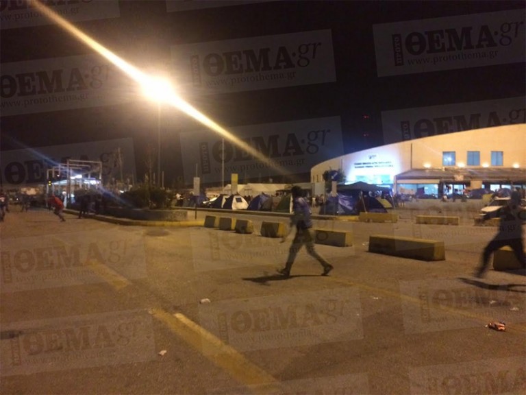 Ανέξελεγκτη η κατάσταση στο λιμάνι «Πόλεμος» Σύρων και Αφγανών στον Πειραιά