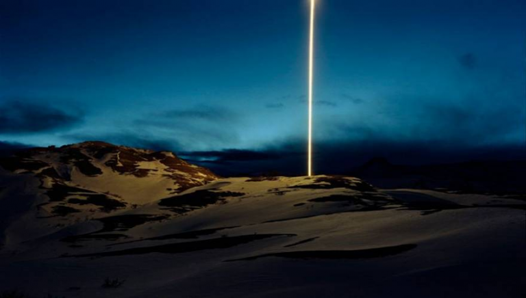 Συνεχίζεται η εμφάνιση μυστηριωδών ακτίνων φωτός σε διάφορα μέρη του κόσμου