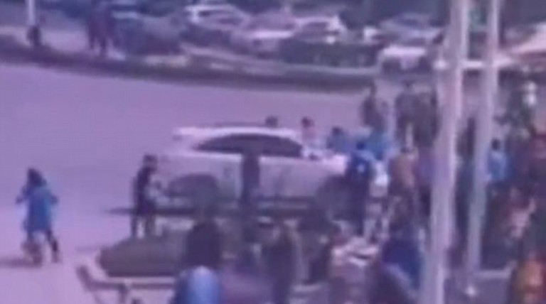 ΚΙΝΕΖΟΣ ΟΔΗΓΟΣ Ι.Χ. περνάει πάνω από 12 παιδιά: ΕΝΑΣ νεκρός και 11 τραυματίες…. ΒΙΝΤΕΟ