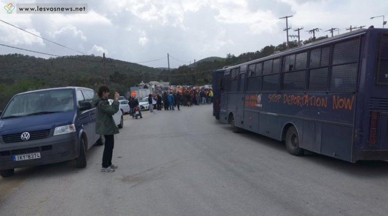 Ένταση στο hot spot της Λέσβου: 33χρονος χτύπησε και… έβαψε με σπρέι αστυνομικό-Βίντεο