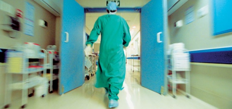 ΧΑΜΟΣ ΣΤΑ ΝΟΣΟΚΟΜΕΙΑ: Νοικιάζουν καρέκλες συνοδών μέχρι και ασθενοφόρα