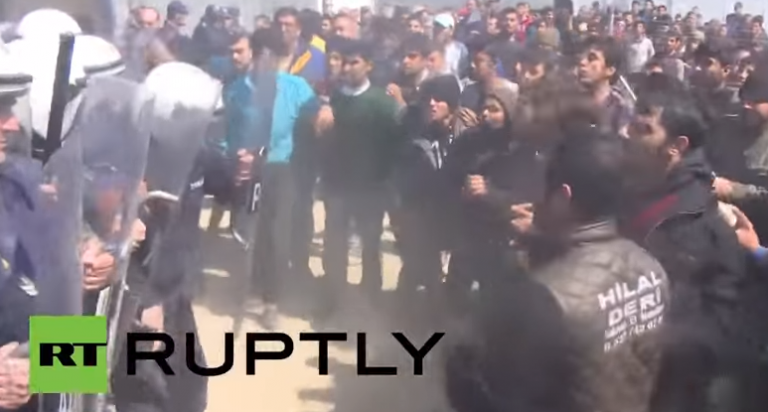 Πετροπόλεμος στην Ειδομένη με πρόσφυγες και ΜΑΤ-Βίντεο