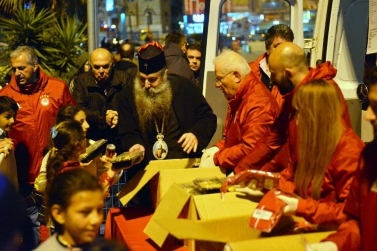 ΜΗΤΡΟΠΟΛΙΤΗΣ ΠΗΓΕ ΝΑ ΒΟΗΘΗΣΕΙ ΤΟΥΣ ΛΑΘΡΟ ΚΑΙ ΑΠΑΙΤΗΣΑΝ ΝΑ ΒΓΑΛΕΙ ΤΟΝ ΣΤΑΥΡΟ ΑΠΟ ΠΑΝΩ ΤΟΥ-ΒΙΝΤΕΟ