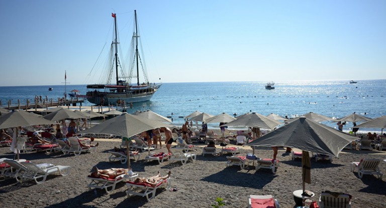 Τώρα αρχίζουν τα κλάματα για τα μεμέτια : Δραστική μείωση και χιλιάδες ακυρώσεις για το καλοκαίρι – Πως επηρεάζουν αυτά την Ελλάδα