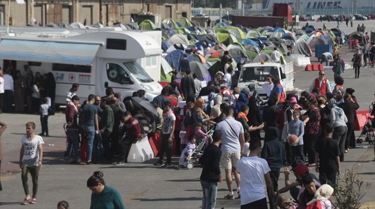 Έτσι «δασκαλεύουν» οι ΜΚΟ τους πρόσφυγες