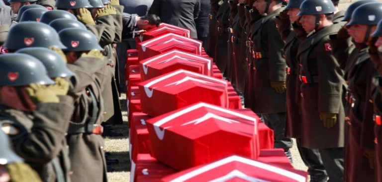 34 Τούρκοι αστυνομικοί νεκροί και πάνω από 70 τραυματίες σε επίθεση του ΡΚΚ στο Αμέντ.