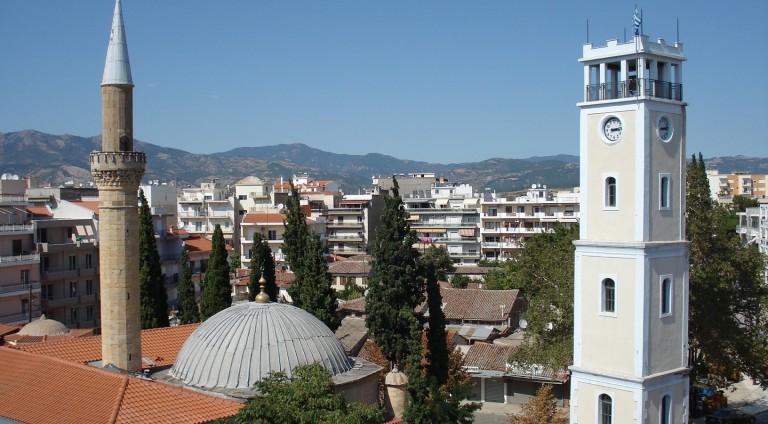 Bάζουν “μετανάστες” σε σπίτια στην Κομοτηνή