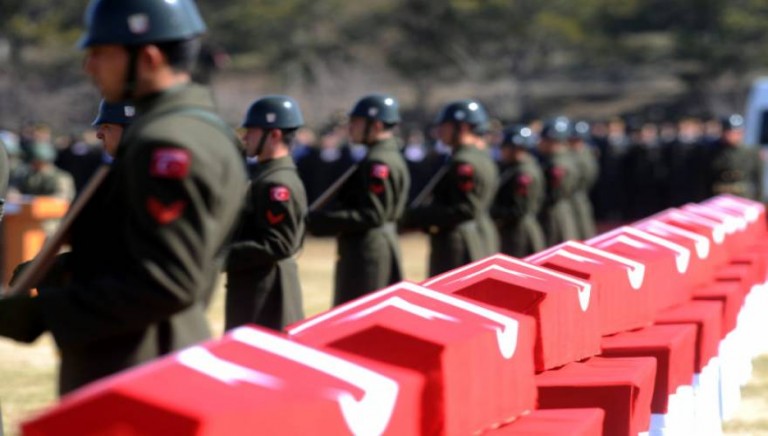 Μετράνε πτώματα οι Τούρκοι, και άλλοι 4 στρατιώτες σκοτώθηκαν