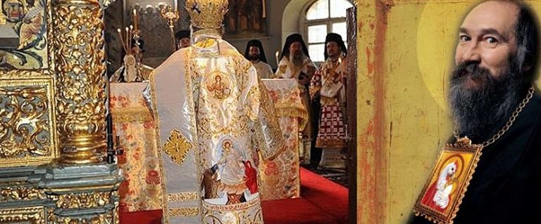 Παριστάνει τον Δημοτικό σύμβουλο της Μυκόνου