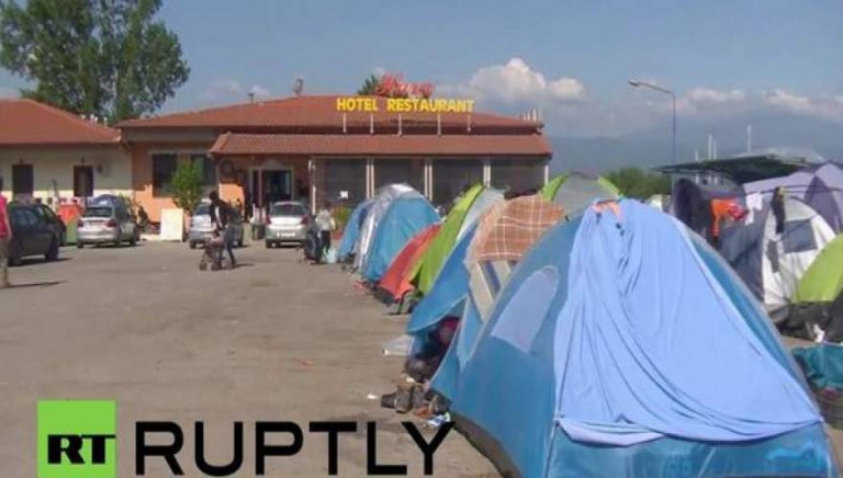 Οι πρόσφυγες από την Ειδομένη εγκαταστάθηκαν σε βενζινάδικα στους Ευζώνους