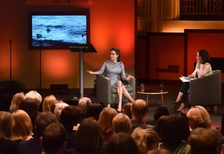 Ηθοποιοί στην υπηρεσία της Νέας Τάξης: Η Τζολί απειλεί την Ευρώπη αν δεν δεχθεί το Ισλάμ