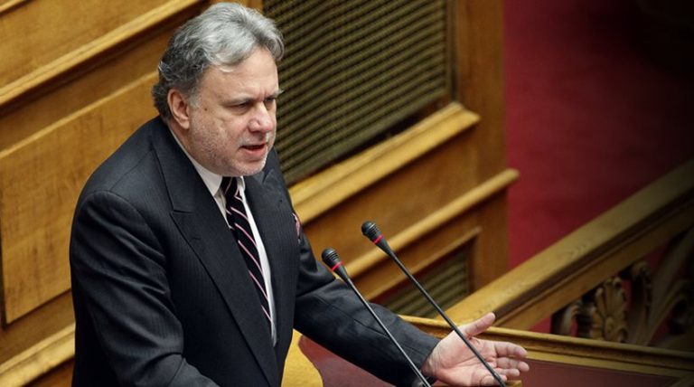 Κατρούγκαλος: Μπορούμε να ζήσουμε λίγο χωρίς τσιγάρα ή καφέ!