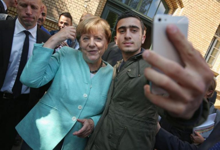 Ξεφεύγουν τα πράγματα στη Γερμανία – Άφησαν απειλητικό μήνυμα με γουρουνοκεφαλή στην Μέρκελ