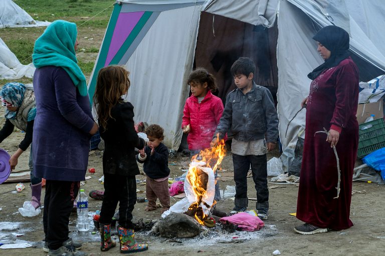 Παιδιά προσφύγων και μεταναστών μπαίνουν στα ελληνικά σχολεία με απόφαση του υπουργείου Παιδείας