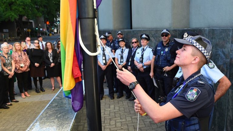 Σε ποια χώρα η σημαία των LGBT κυματίζει έξω από το αρχηγείο της αστυνομίας