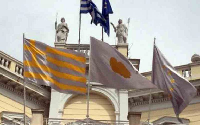 Αίσχος! ΤΙ άλλο θα δούμε ακόμα; Άλλαξαν τα χρώματα της Ελληνικής Σημαίας στο Μουσείο Κυκλαδικής Τέχνης.