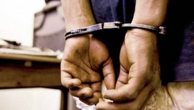 Έφτασε στη Μυτιλήνη με πλαστά έγγραφα και στιλέτα