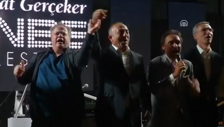 Οποιοσδήποτε συνειρμός ανάμεσα στις δύο εικόνες είναι εντελώς αυθαίρετος και εκ του πονηρού…