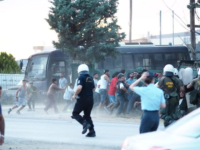 Άσχημα τα πράγματα στο νέο HOT SPOT στα Βασιλικά -ΞΥΛΟ ΠΕΤΡΕΣ ΚΑΙ ΜΑΧΑΙΡΙΑ ΒΓΑΛΑΝ ΟΙ ΛΑΘΡΟΜΕΤΑΝΑΣΤΕΣ (FOTO-VIDEO)