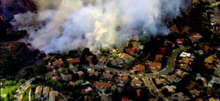 ΤΟ ΛΟΣ ΑΝΤΖΕΛΕΣ ΠΑΡΑΔΟΘΗΚΕ ΣΤΙΣ ΦΛΟΓΕΣ! Εκκενώθηκαν 3.000 σπίτια – Συγκλονιστικές ΦΩΤΟ και ΒΙΝΤΕΟ